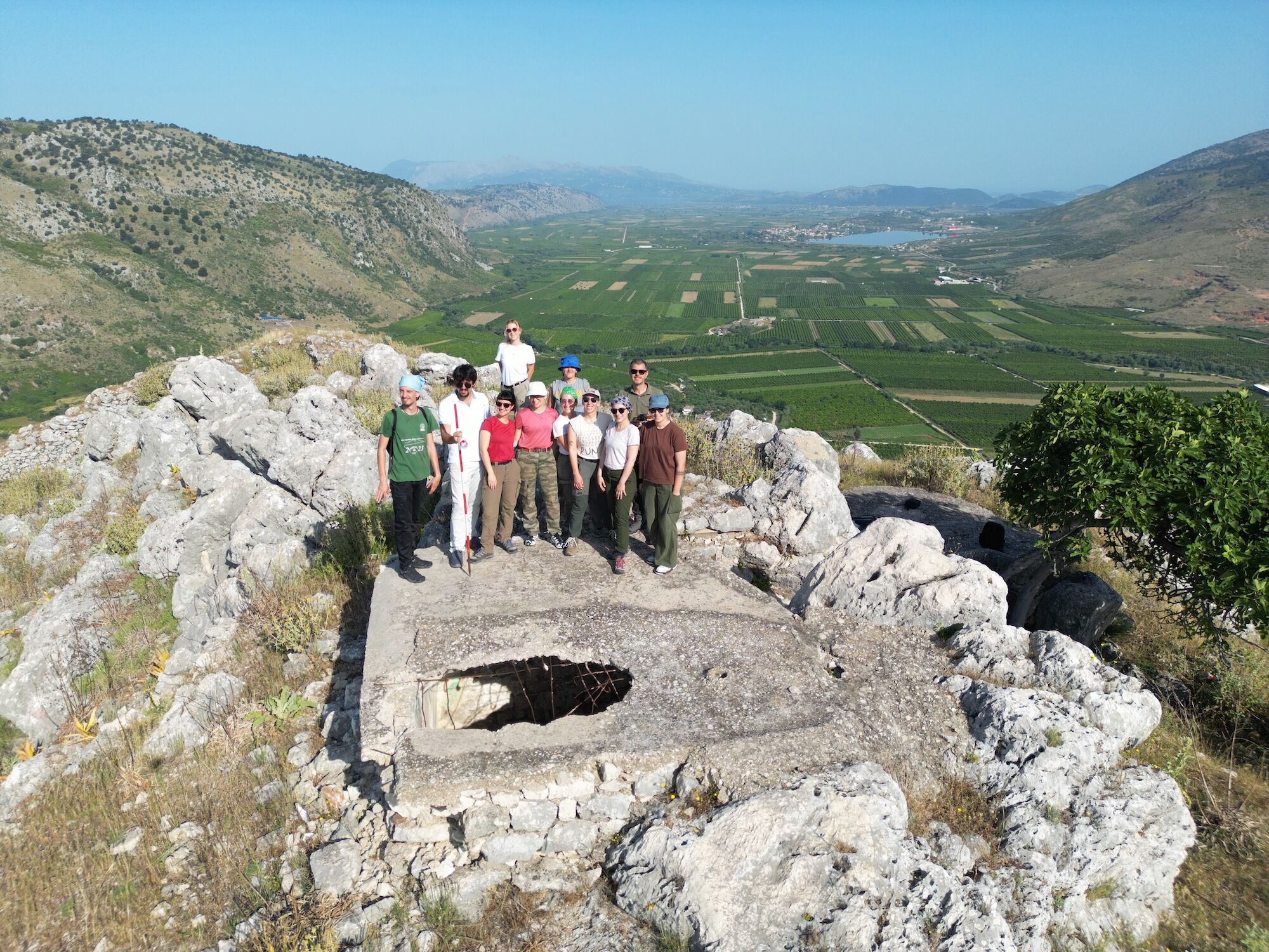 2025. Foto di Gruppo sulla sommità della collina